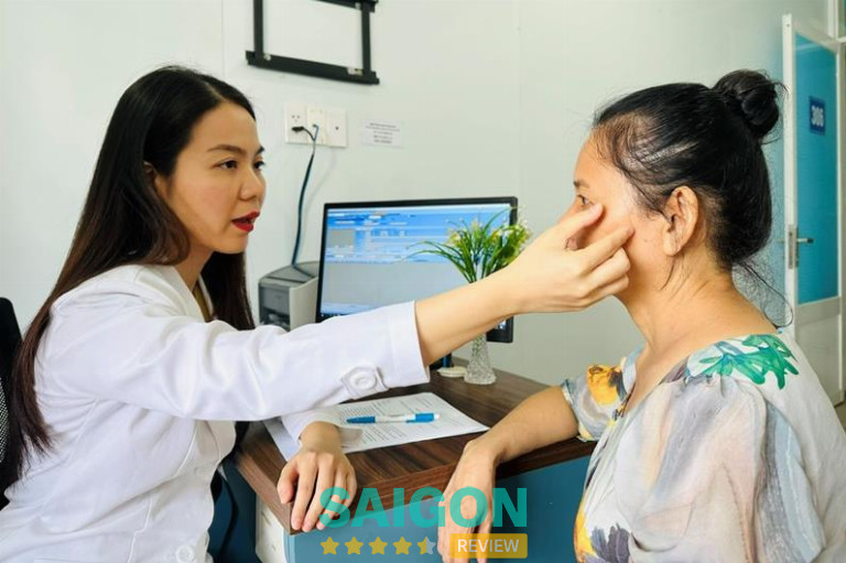 Bác sĩ da liễu Hoàng Liên tư vấn cho người bệnh