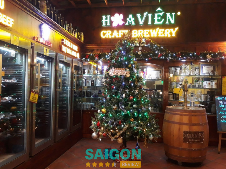 Hoa Viên Craft Brewery phục vụ bia thủ công 