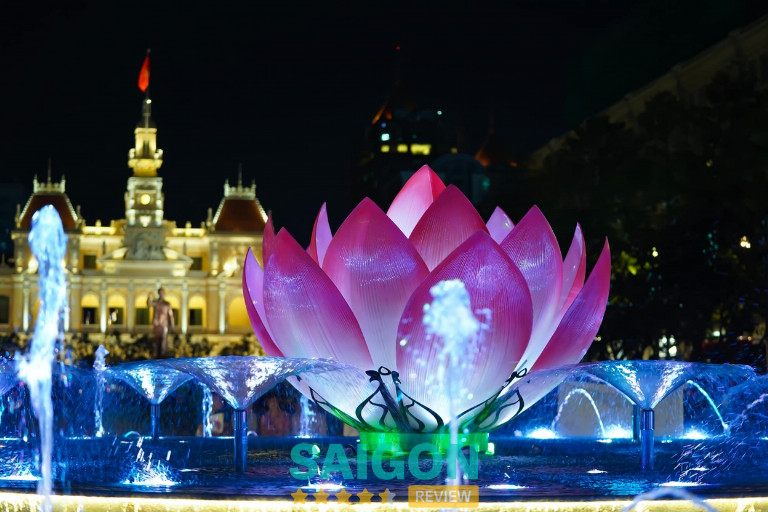 Phố đi bộ Nguyễn Huệ là địa điểm vui chơi ở TPHCM