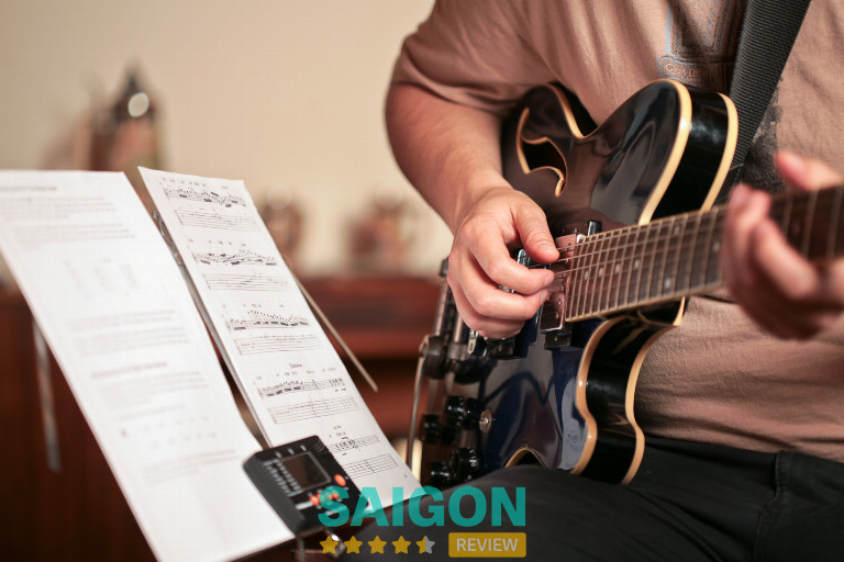 Khóa học guitar điện tại Âm Nhạc Sông Thu