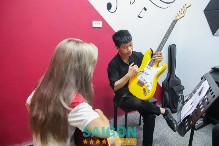Khóa học guitar điện tại Trung tâm Âm nhạc Thu Nhạc
