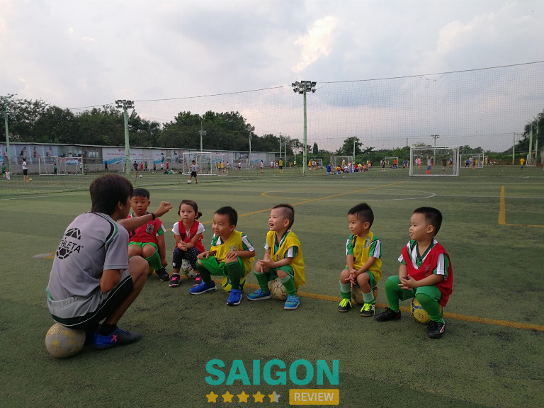 Học viện Amitie Sports Club giúp trẻ phát triển kỹ năng bóng đá
