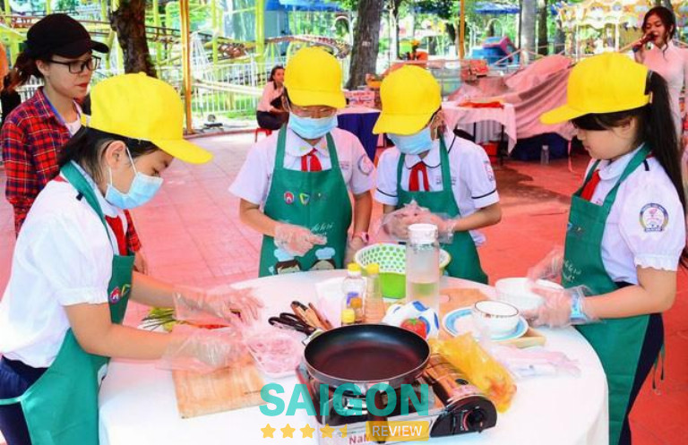 Lớp học nấu ăn cho trẻ tại Tam Long Group 