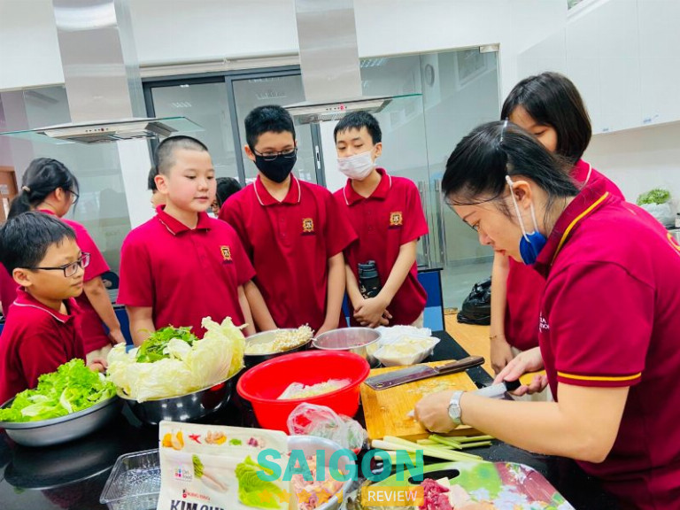 Lớp dạy nấu ăn cho trẻ em tại VAS 