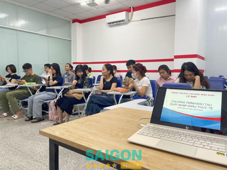 Khóa học xuất nhập khẩu tại TPHCM: Review chi tiết Lê Ánh