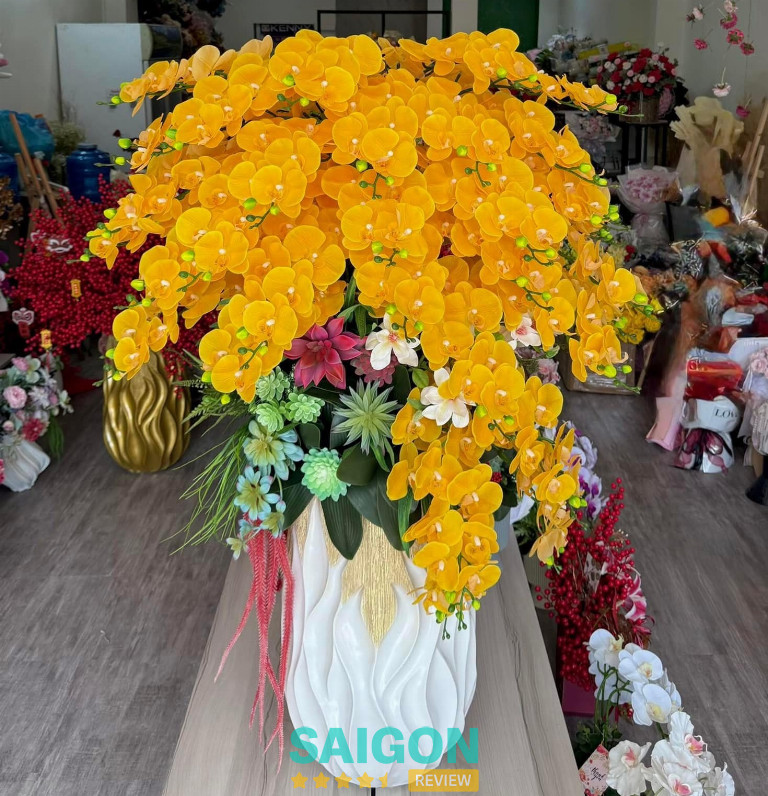 Shop FLoLi làm hoa lan giả đẹp như thật ở TPHCM