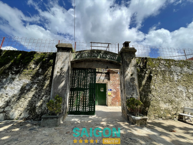 Nhà tù Côn Đảo nằm giữa trung tâm thị trấn Côn Đảo lịch sử