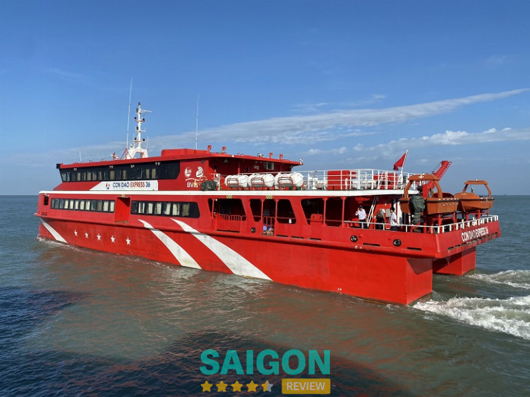 Du khách có thể đến Côn Đảo bằng tàu cao tốc 