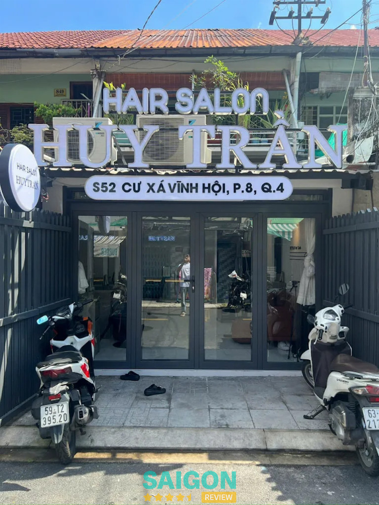 Huy Trần Hair Salon quận 4 là một nơi lý tưởng để khách hàng thư giãn và tận hưởng quá trình làm đẹp.