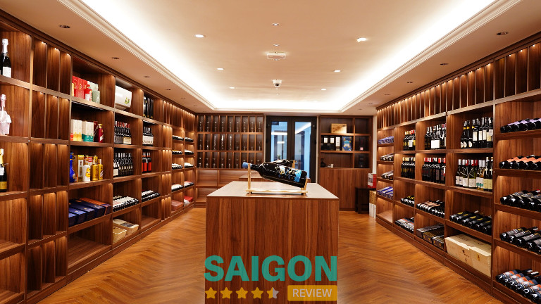 Showroom trưng bày rượu của Cuồng Rượu tại TPHCM
