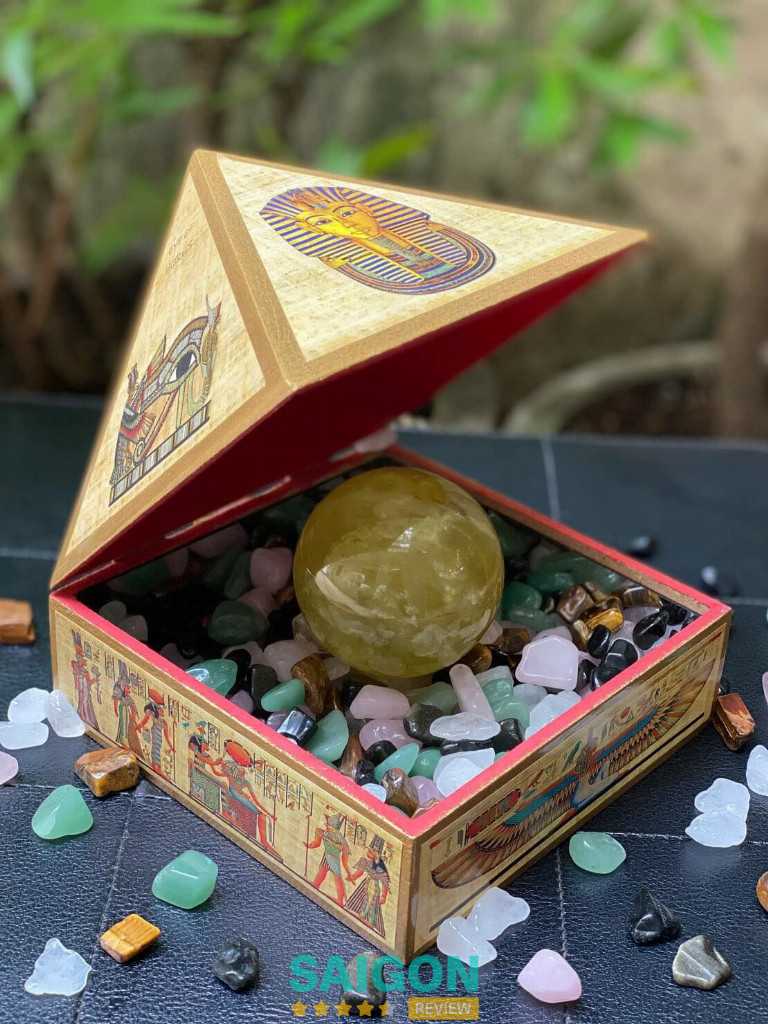 Đá Quý Kim Tự Tháp - Quận 1