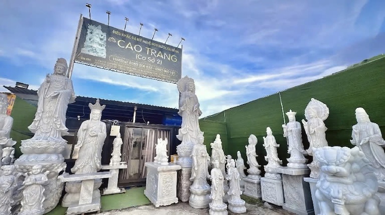 Tượng Quan Âm Bằng Đá HCM của Cao Trang được chế tác từ đá nguyên khối tự nhiên, đường nét thanh thoát, đúng pháp tướng