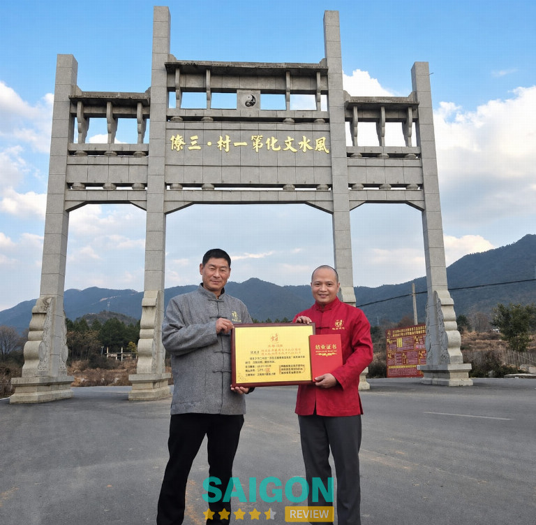 Nguyễn Đức Hiếu nhận danh hiệu danh giá: Truyền nhân đời thứ 39 phong thủy Dương Công, đời thứ 38 Tăng Công, đời thứ 2 Chân Quân Đường, tại cổng làng Tam Liêu, Trung Quốc