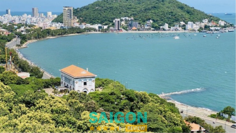 Bãi Trước mang vẻ đẹp rất dịu dàng
