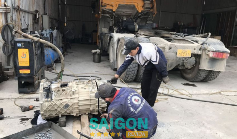 Duy Khánh kiểm tra xe và đề xuất phương án sửa chữa theo hiện trạng